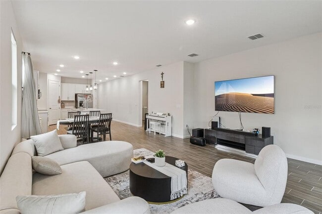 Building Photo - 654 Heritage Sq Dr