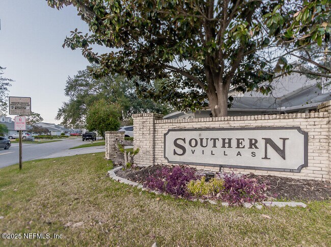 Building Photo - 11060 Wandering Oaks Dr