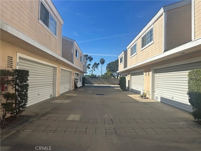 Building Photo - 2217 Vanderbilt Ln