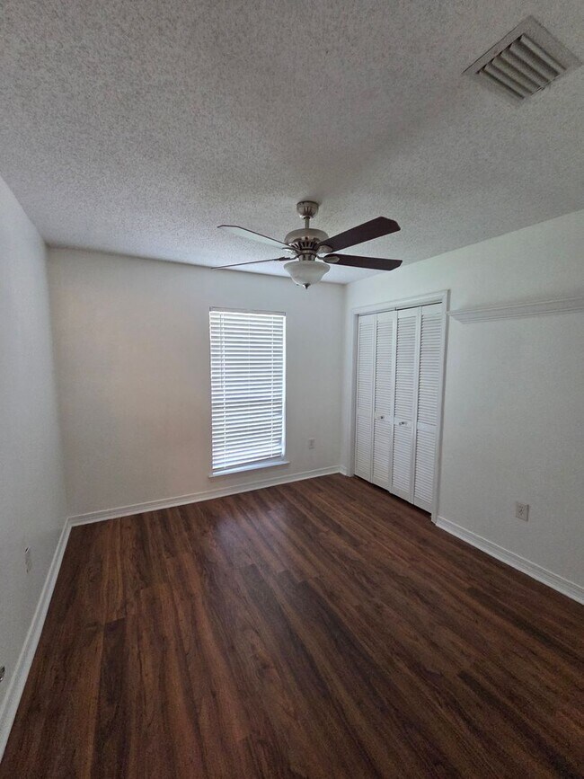 Building Photo - 117 Moonraker Dr