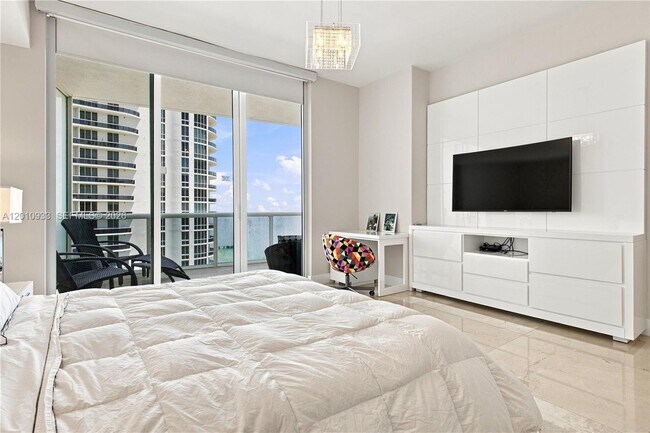 Building Photo - 15811 Collins Ave