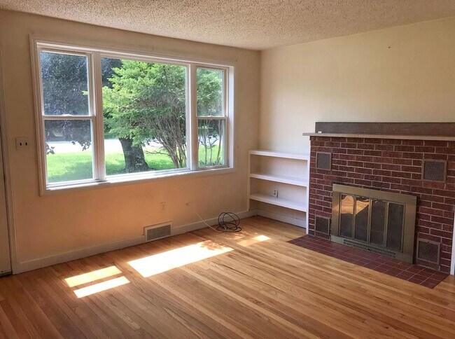 Building Photo - 3 Bedrooms 1 Bath North Colonie Schools ±1...