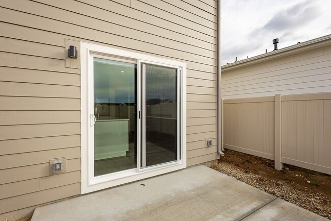 Building Photo - Brand New 3 bed 2.5 bath with flex room No...