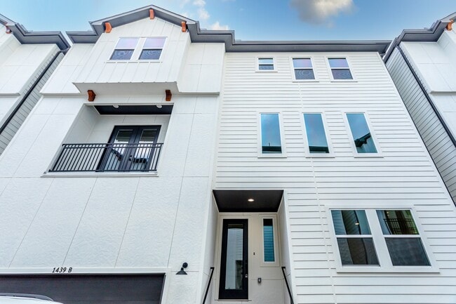 Building Photo - 1439 W 25th St