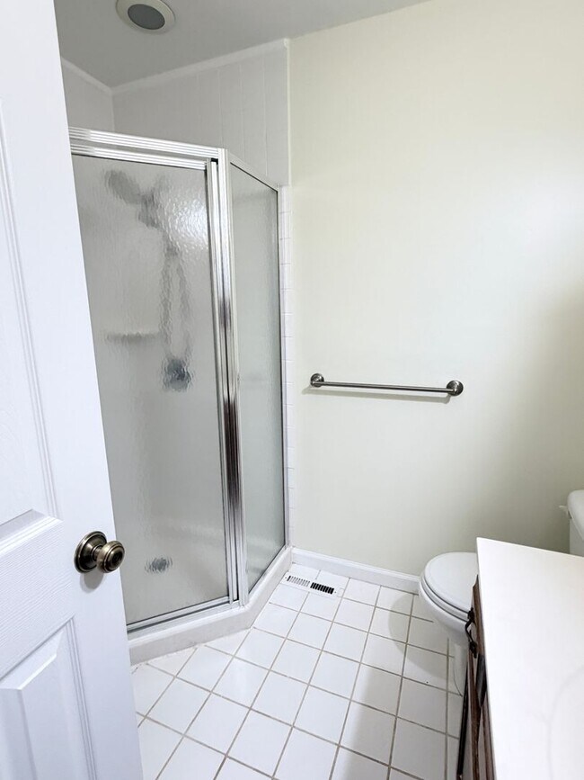 Building Photo - North Asheville, Private home with wooded ...