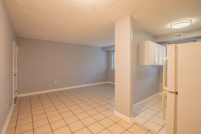 Building Photo - Lovely 2 Bedroom / 1 Bathroom Apartment in...