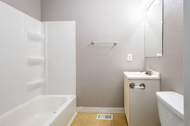 Building Photo - Bright and Inviting 2 Bed/2 Bath House!