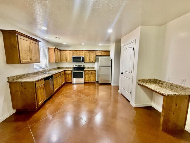 Building Photo - 3-BR Townhome Near Costco