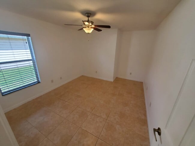 Building Photo - 1049 SW Ingrassina Ave