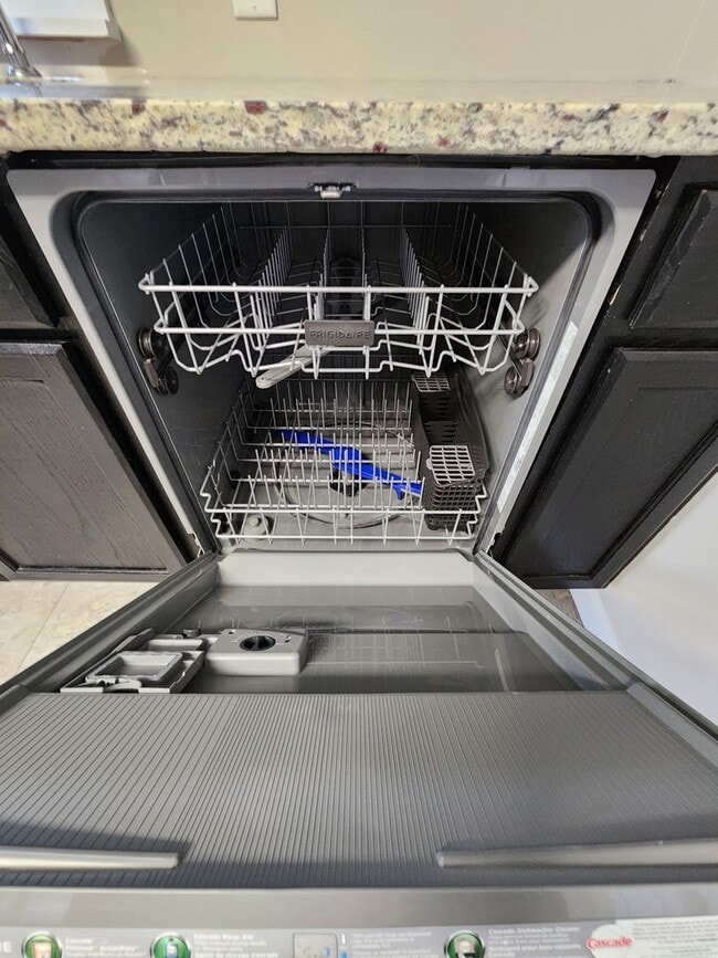 Building Photo - Spacious 3-Bedroom, 2-Bathroom Home AVAILABLE NOW!!