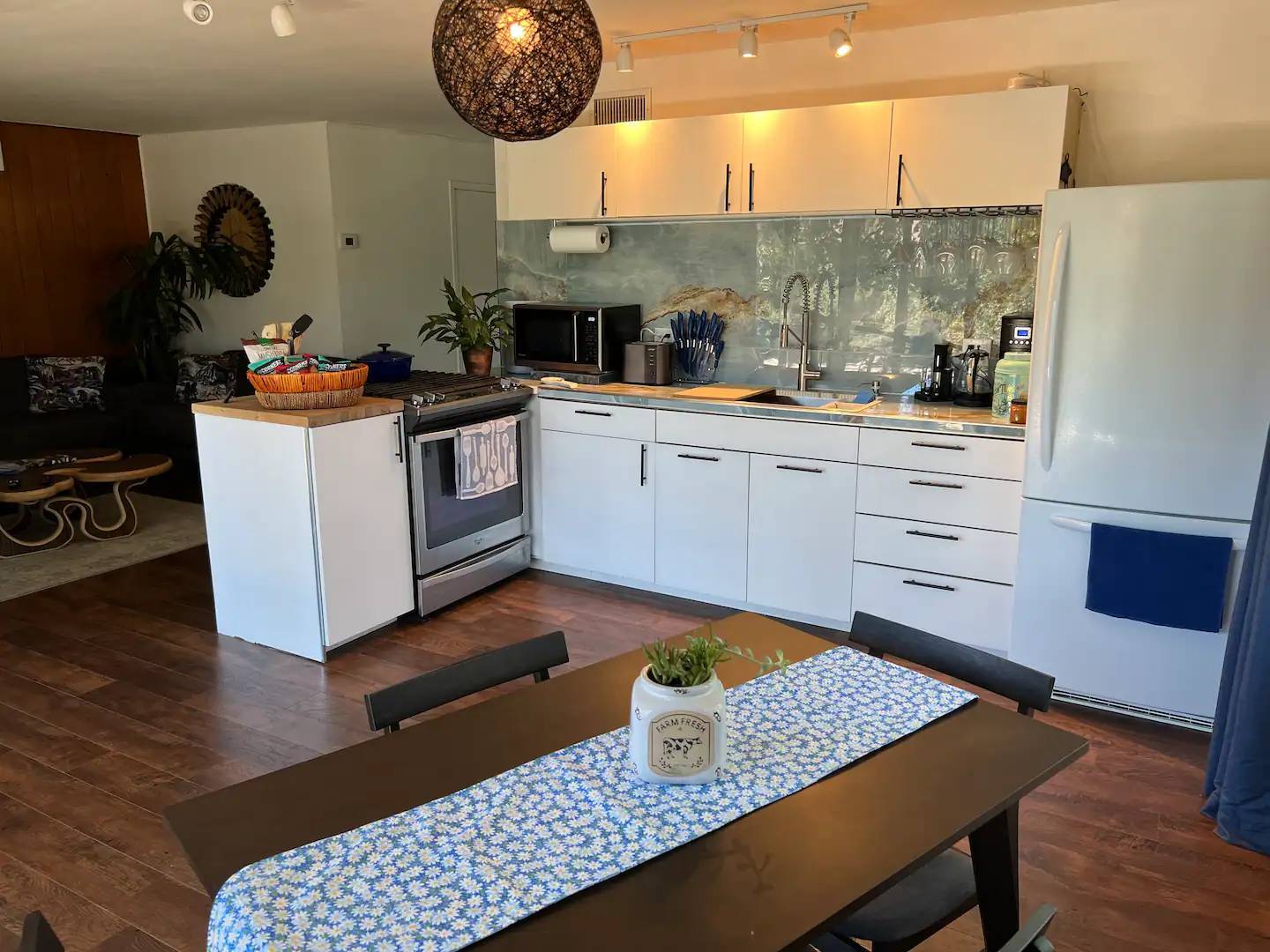 Guest Unit Kitchen - 5760 Colodny Dr