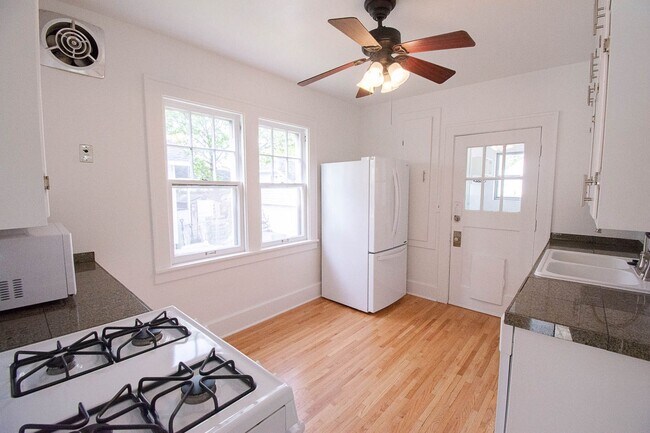 Building Photo - Beautiful Family Home Near Downtown And Hospital!