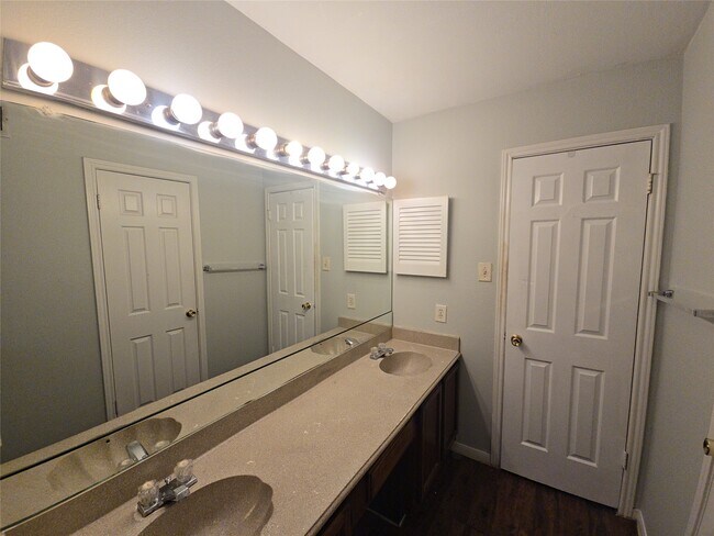 Building Photo - 14600 Fonmeadow Dr