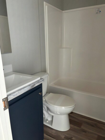 Building Photo - Room in Apartment on Lee Hy Dr