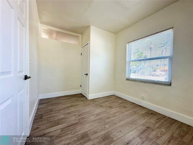 Building Photo - 1037 NE 16th Ave