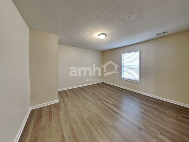 Building Photo - 1017 Queensbury Run