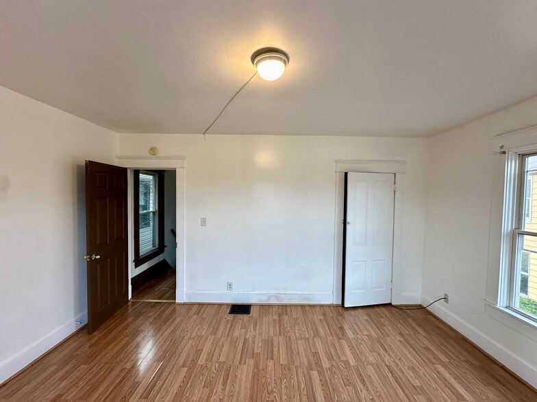 Building Photo - 154 Elmwood St