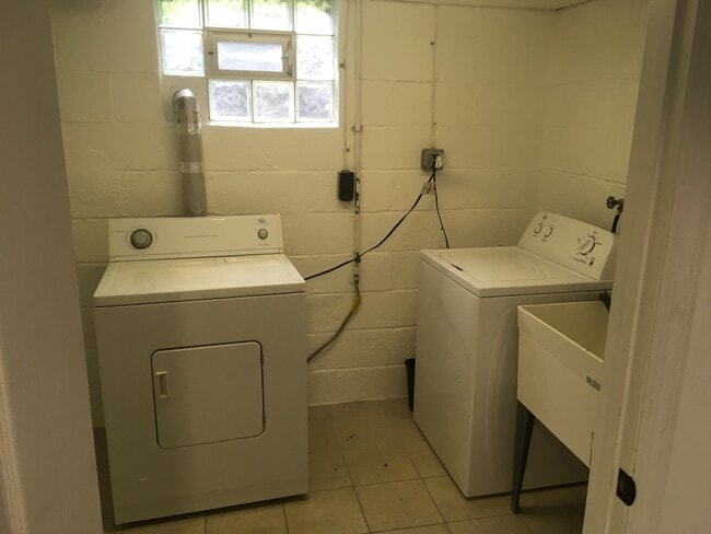 Building Photo - 160 Oakwood Rd