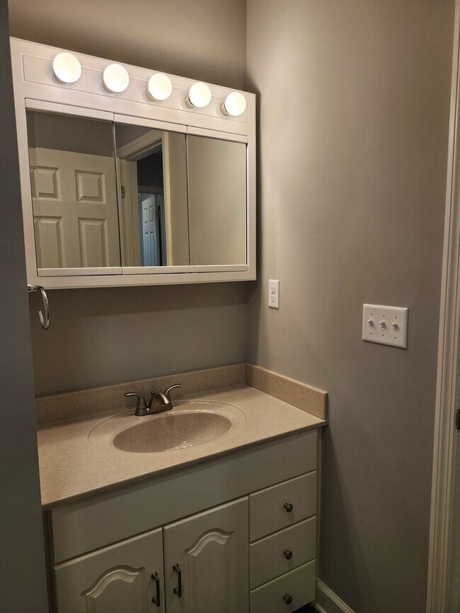 Building Photo - 2 bedroom 1 bath fully updated home in Eas...