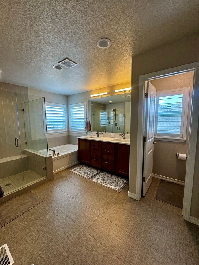 Building Photo - Stunning 5 Bedroom Home in Cordera with access to Community center with pool