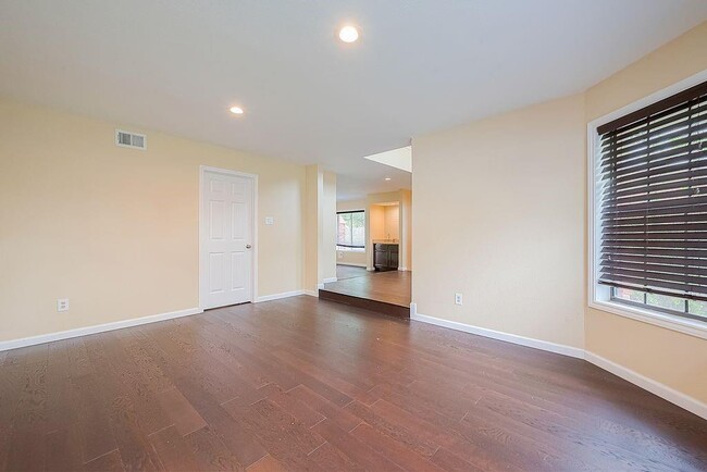 Building Photo - 2039 Shorewood Ln