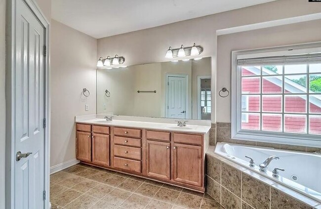 Building Photo - Recently Remodeled Lake Carolina Home