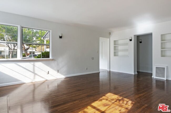 Building Photo - 3032 Oakhurst Ave