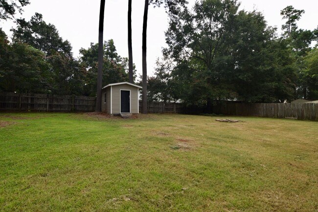 Building Photo - Evans 3 Bed/2 Bath w/ Garage & Huge Fenced...