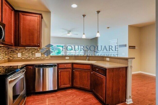 Building Photo - Townhome |Fenced Back Patio with Privacy F...