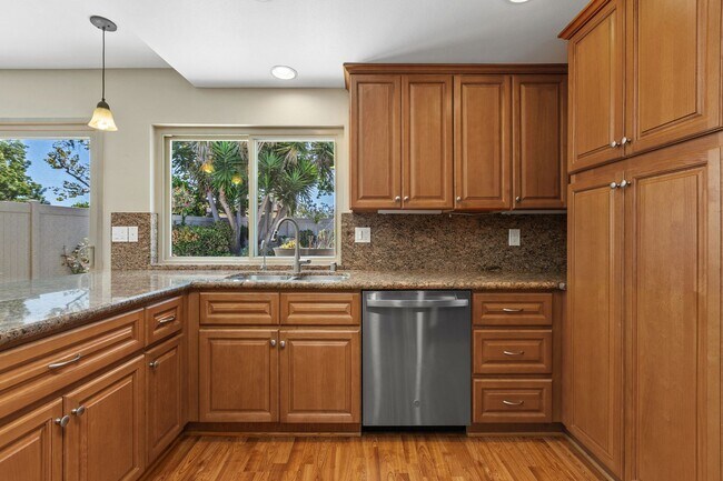 Building Photo - Spacious Home w/ Loft in Village Park!