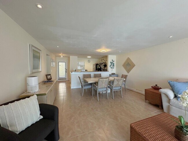 Building Photo - 300 NE 26th Ave