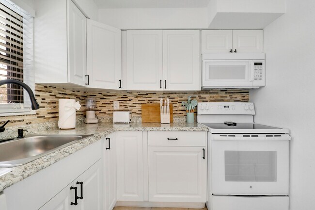 Building Photo - 3539 Everglades Rd