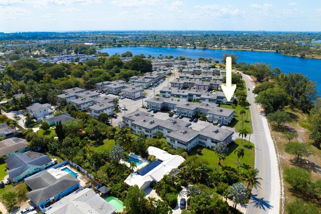 Building Photo - 2920 Lake Osborne Dr