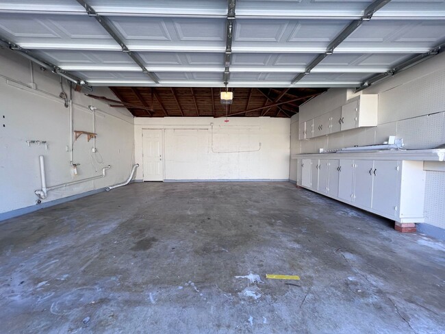 Building Photo - Experience the perfect blend of comfort and convenience