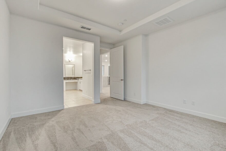 Master Bedroom w/ en-suite bath - 2008 Gumbinger Pl