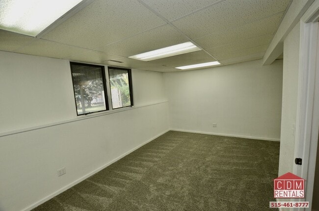 Building Photo - Wonderful West Des Moines Home