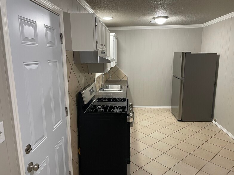 Kitchen - 1185 N Double Springs Rd
