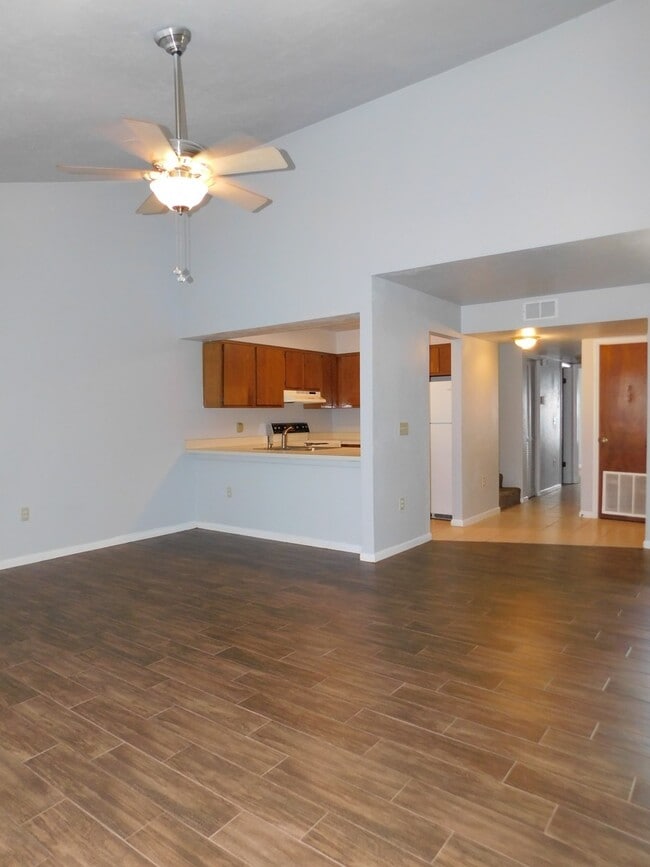 Building Photo - Spacious 2/2 Marchwood townhouse!