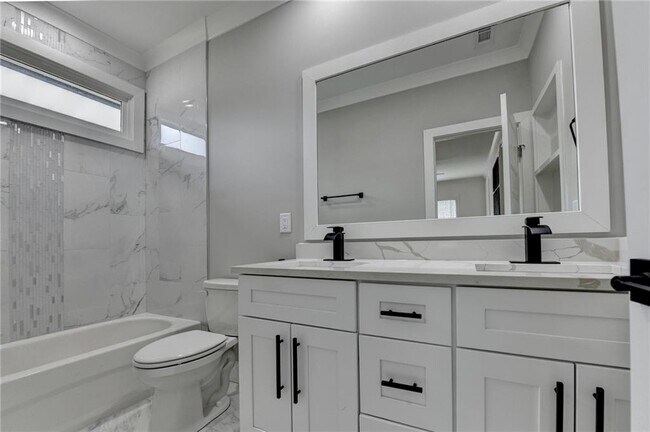 Building Photo - 960 Nours Cir SE