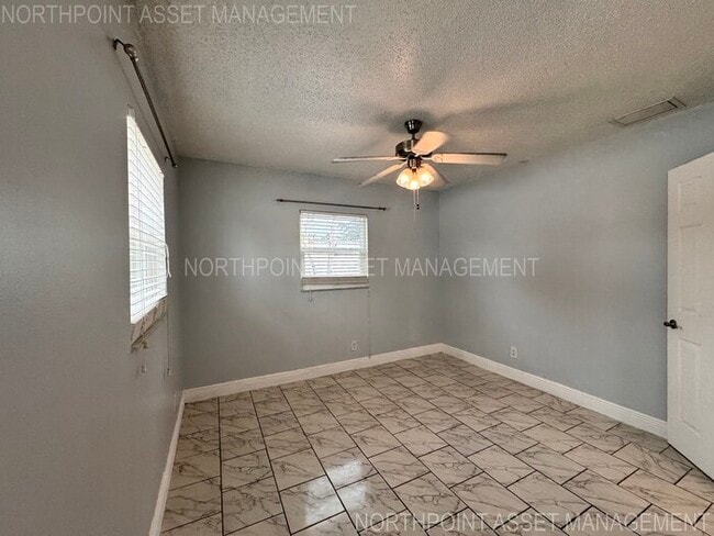 Building Photo - 2 Spacious Bedrooms and 2 Modern Bathrooms...