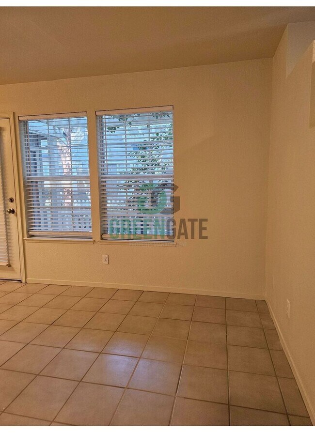 Building Photo - MOVE-IN SPECIAL $500 off first month!! Bea...