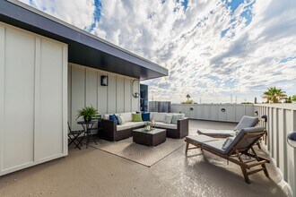 Building Photo - Brand-New Luxury Townhomes in NoHo