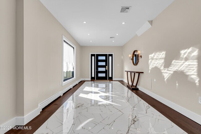 Building Photo - 320 Silver Lagoon Dr