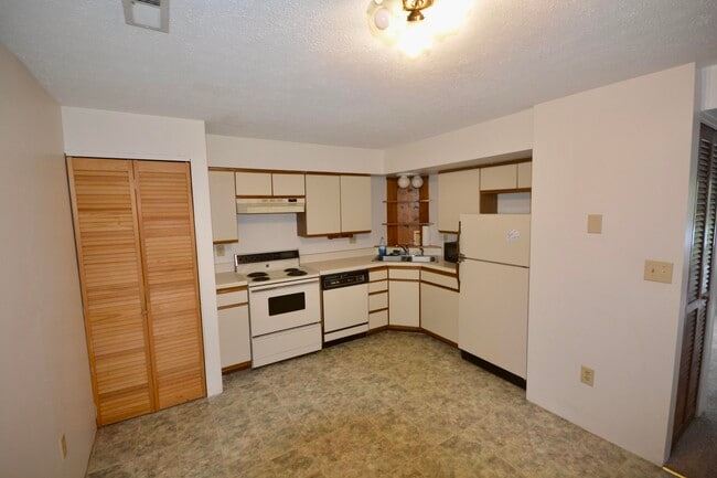 Building Photo - 2590 Townhouse Dr SE