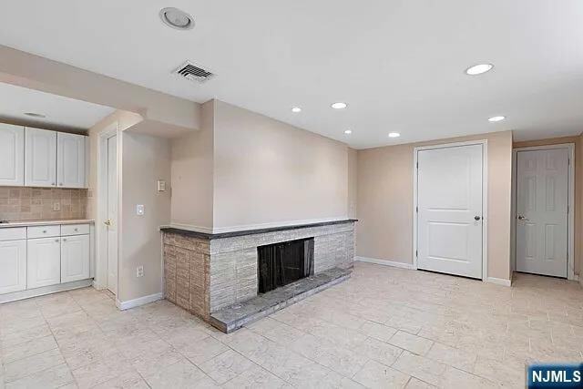 Building Photo - 24 Irving Ave