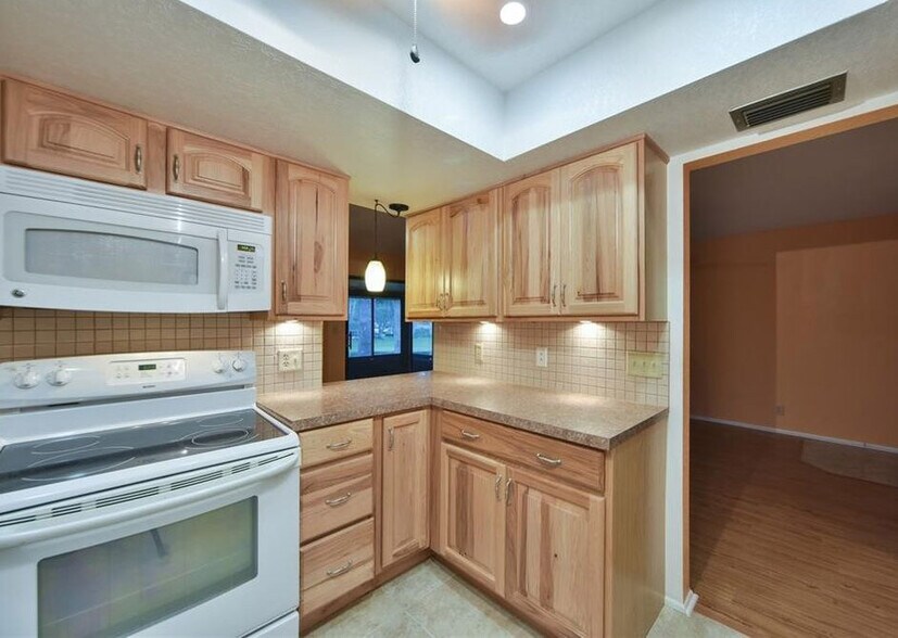 Building Photo - 631 Midway Dr