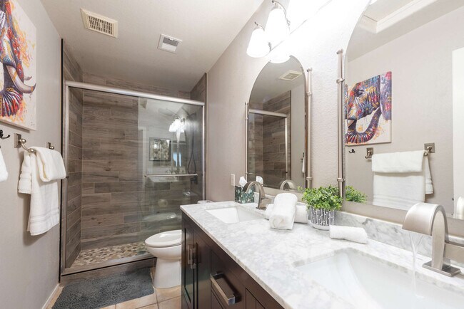 Building Photo - 5924 E Woodridge Dr