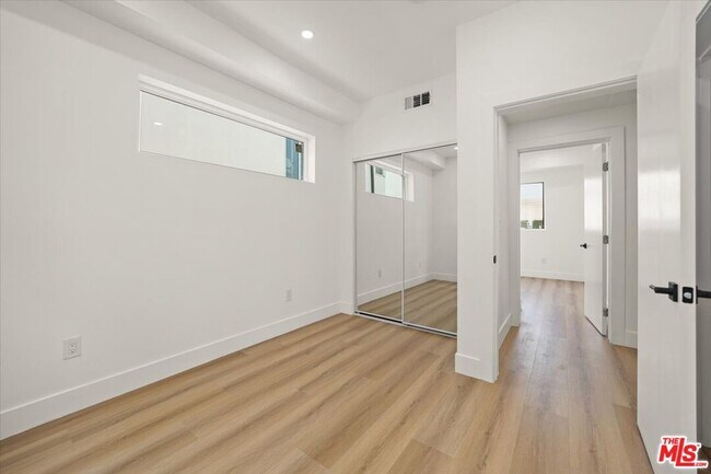 Building Photo - 910 N Hudson Ave