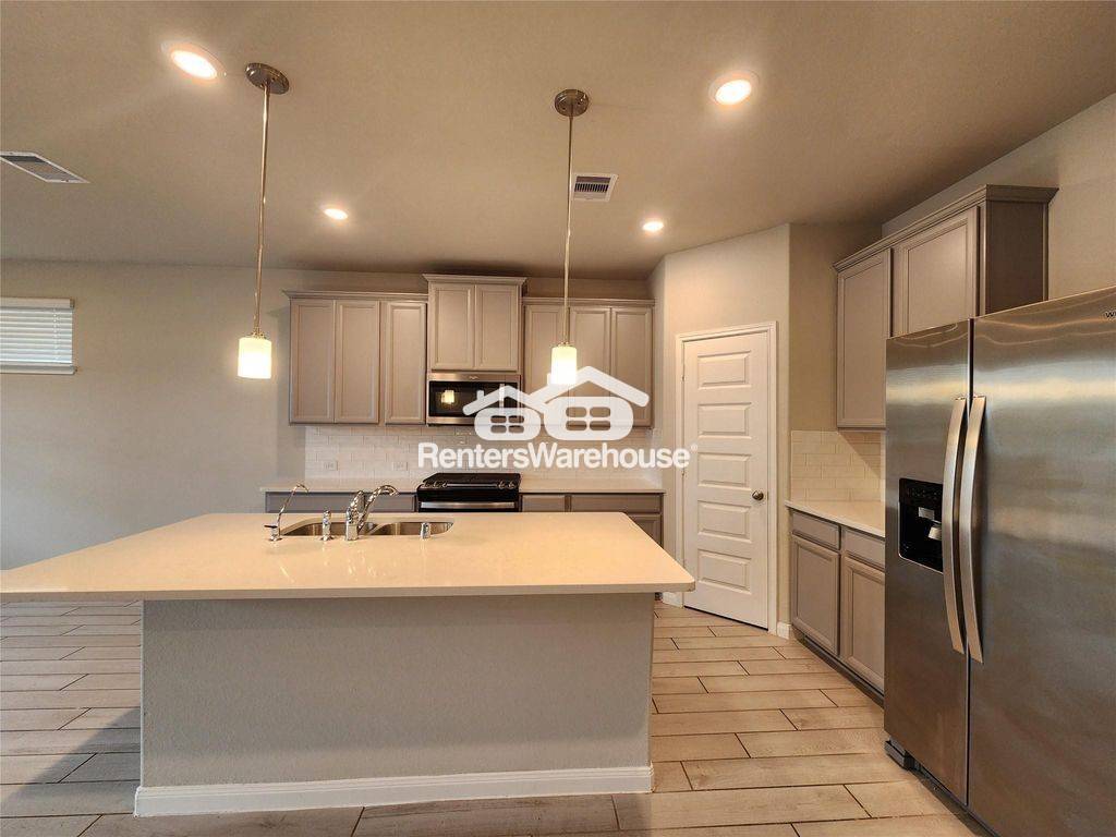 Building Photo - 1513 Lakeline Oak Dr