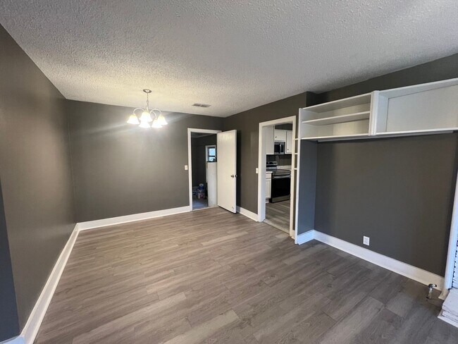 Building Photo - 4 Bedroom 2.5 Bathroom Home